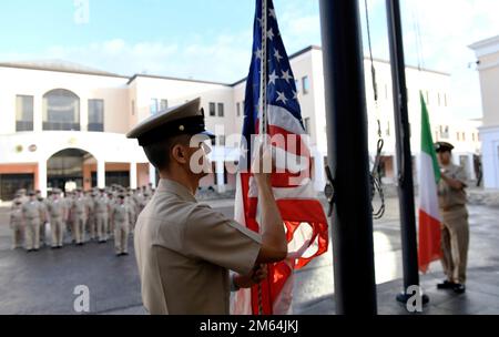 220401-N-IE405-1051 ATTIVITÀ DI SUPPORTO NAVALE NAPOLI (1 aprile 2022) il Senior Chief Religious Program Specialist Margarito Barreras si prepara a sollevare la firma nazionale durante la mattinata Colors in occasione del 129th° compleanno del rango di Chief Petty Officer (CPO) negli Stati Uniti Attività di supporto navale (NSA) Napoli, 1 aprile 2022. La Marina degli Stati Uniti stabilì il grado di CPO il 1 aprile 1893. La NSA Naples è una base operativa a terra che consente alle forze nazionali statunitensi, alleate e partner di essere dove sono necessarie, quando sono necessarie per garantire la sicurezza e la stabilità in Europa, Afr Foto Stock