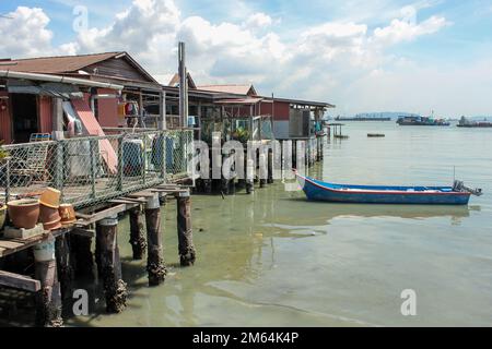 Georgetown, Penang, Malesia - Novembre 2012: Le tradizionali case a palafitte nei moli Clan di un villaggio sul mare a George Town. Foto Stock