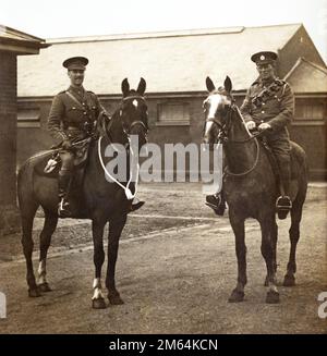 Durante la prima guerra mondiale, due soldati britannici, un capitano e un zaffatore nei Royal Engineers. Foto Stock