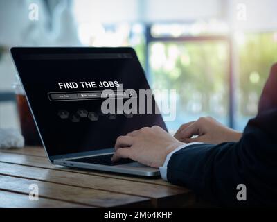 Ricerca di lavoro o di carriera, lavoro, cercare un posto vacante o di concetto di posizione di lavoro, trovare il lavoro, testo sul sito web sullo schermo del computer portatile con il business Foto Stock