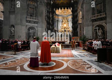 Vaticano, Vaticano. 02nd Jan, 2023. Italia, Roma, Vaticano, 2023/1/1.traduzione del corpo di Papa Emerito Benedetto XVI dal Monastero Mater Ecclesiae a S. La Basilica di Pietro in Vaticano Fotografia di Vatican Media/Catholic Press Photo . LIMITATO AD USO EDITORIALE - NESSUN MARKETING - NESSUNA CAMPAGNA PUBBLICITARIA credito: Independent Photo Agency/Alamy Live News Foto Stock