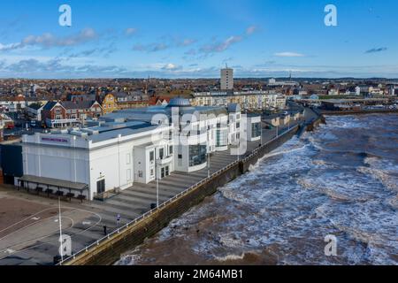 Bridlington Spa e resort sulla costa orientale dello Yorkshire in Inghilterra. Vista aerea della città sul mare di Bridlington con vista sulla Spa e sulla spiaggia Foto Stock