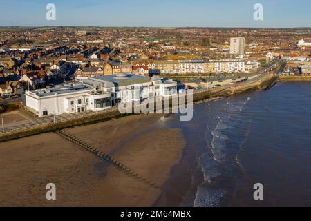 Bridlington Spa e resort sulla costa orientale dello Yorkshire in Inghilterra. Vista aerea della città sul mare di Bridlington con vista sulla Spa e sulla spiaggia Foto Stock