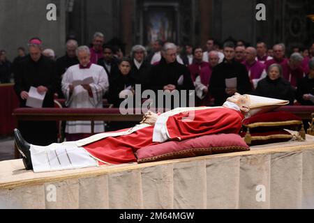 Vaticano, Vaticano. 02nd Jan, 2023. Italia, Roma, Vaticano, 2023/1/1.traduzione del corpo di Papa Emerito Benedetto XVI dal Monastero Mater Ecclesiae a S. La Basilica di Pietro in Vaticano Fotografia di Vatican Media/Catholic Press Photo . LIMITATO AD USO EDITORIALE - NESSUN MARKETING - NESSUNA CAMPAGNA PUBBLICITARIA credito: Independent Photo Agency/Alamy Live News Foto Stock