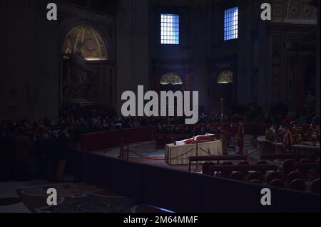 Città del Vaticano, Città del Vaticano. 02nd Jan, 2023. Il corpo di Papa Emerito Benedetto XVI si trova in stato all'interno di San Basilica di Pietro in Vaticano, lunedì 2 gennaio 2023. Morì sabato 31 dicembre 2022 e il suo funerale si terrà giovedì 5 gennaio 2023. Foto di Stefano Spaziani/ Credit: UPI/Alamy Live News Foto Stock