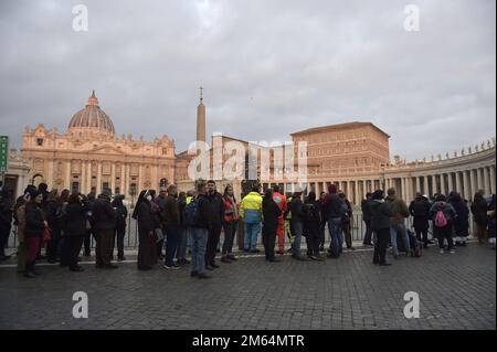 Città del Vaticano, Città del Vaticano. 02nd Jan, 2023. I lutto aspettano in fila per vedere il corpo di Papa emerito Benedetto XVI mentre si trova in stato dentro San Basilica di Pietro in Vaticano, lunedì 2 gennaio 2023. Morì sabato 31 dicembre 2022 e il suo funerale si terrà giovedì 5 gennaio 2023. Foto di Stefano Spaziani/ Credit: UPI/Alamy Live News Foto Stock