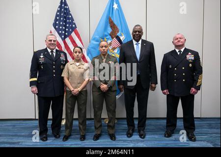 Il Segretario della Difesa Lloyd J. Austin III riconosce il corpo dei Marine Sgt. Krystal Y. Luciano e il corpo dei Marine Gunnery Sgt. Janelle A. Lopez per eccellenza, con il Presidente dei Capi di Stato maggiore del Gen. Mark A. Milley e il leader senior arruolato negli Stati Uniti Comando centrale, comandante della flotta della Marina James Herdel, dopo gli Stati Uniti Cerimonia del cambio di comando del comando centrale, Tampa, Florida, 1 aprile 2022. (Foto DOD di Lisa Ferdinando) Foto Stock