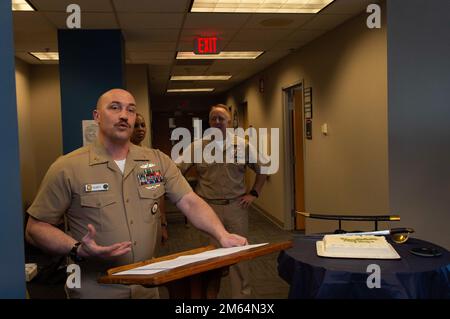 Portsmouth, Virginia (1 aprile 2022) il Consigliere maggiore della Marina Jamie Gilbert, assegnato alle forze mediche della Marina Atlantica, dà le sue osservazioni di apertura durante la celebrazione del compleanno del 129th Chief Petty Officer tenutasi presso le forze mediche della Marina Atlantica il 1 aprile 2022. Naval Medical Forces Atlantic, con sede a Portsmouth, Virginia, fornisce esperti medici ben addestrati, che operano come team ad alte prestazioni, per proiettare il potere medico a sostegno della superiorità navale. Foto Stock