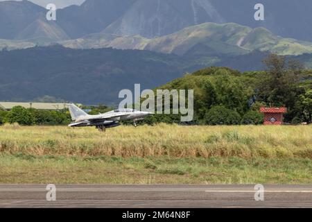 Una forza aerea filippina fa-50 decoluta per una missione bilaterale di addestramento di difesa aerea durante l'esercitazione Balikatan 22 alla base aerea di Basa, Filippine, 1 aprile 2022. Balikatan è un esercizio annuale tra le forze Armate delle Filippine e l'esercito degli Stati Uniti progettato per rafforzare l'interoperabilità bilaterale, le capacità, la fiducia e la cooperazione costruita nel corso di decenni di esperienze condivise. Balikatan 22 è l'iterazione del 37th dell'esercizio e coincide con il 75th° anniversario della cooperazione di sicurezza USA-Filippine. Foto Stock