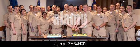 SILVERDALE, Washington (1 aprile 2022) – Trident Refit Facility, i capi di Bangor (TRFB) posano per una foto durante una celebrazione del 129th° compleanno del tasso di capo ufficiale dei piccoli. I capi ufficiali piccoli costituiscono i più alti ranghi arruolato negli Stati Uniti Navy, che funge da ponte tra ufficiali e marinai giovani arruolato. TRFB sostiene la missione di deterrenza strategica della nazione riparando, revisionando in modo incrementale e modernizzando i sottomarini missilistici balistici strategici della Pacific Fleet durante le operazioni di refit. Foto Stock