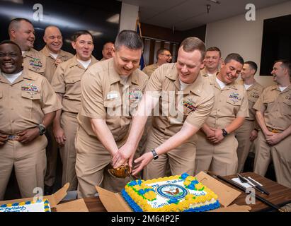 SILVERDALE, Washington (1 aprile 2022) – Comandante Capo T.R. Glazner, capo comandante della struttura di Trident Refit, Bangor's (TRFB), a sinistra, e il capo tecnico di elettronica (nucleare) Bryan Patterson ha tagliato una torta durante una celebrazione del 129th ° compleanno della tariffa del capo ufficiale di piccolo. I capi ufficiali piccoli costituiscono i più alti ranghi arruolato negli Stati Uniti Navy, che funge da ponte tra ufficiali e marinai giovani arruolato. TRFB sostiene la missione di deterrenza strategica della nazione riparando, revisionando in modo incrementale e modernizzando i sottomarini missilistici balistici strategici della Pacific Fleet durati Foto Stock