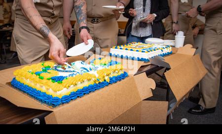 SILVERDALE, Washington (1 aprile 2022) – Trident Refit Facility, i capi ufficiali di Bangor (TRFB) condividono una torta durante una celebrazione del 129th° compleanno del tasso di capo ufficiale di piccola. I capi ufficiali piccoli costituiscono i più alti ranghi arruolato negli Stati Uniti Navy, che funge da ponte tra ufficiali e marinai giovani arruolato. TRFB sostiene la missione di deterrenza strategica della nazione riparando, revisionando in modo incrementale e modernizzando i sottomarini missilistici balistici strategici della Pacific Fleet durante le operazioni di refit. Foto Stock