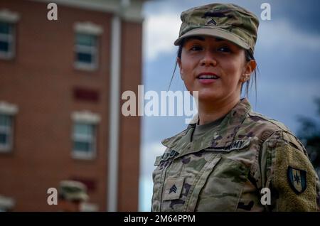 Fort MEADE, MD - Sgt. Nicole Taylor, uno studente del distaccamento della United States Army Signal School, si rivolge a una folla dopo la sua promozione al sergente durante una cerimonia di promozione qui, 1 aprile. La promozione da Specialista e aziendale a Sergente è un'importante transizione che comporta una notevole quantità di responsabilità e aspettative. Foto Stock