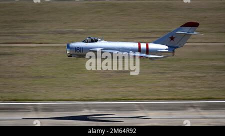 Randy Ball, pilota dimostrativo per il MIG-17, pratica il suo atto in preparazione per lo Shaw Air & Space Expo presso la Shaw Air Force base, South Carolina, 1 aprile 2022. La partecipazione a spettacoli aerei consente al 20FW di mostrare le loro capacità al pubblico, costruendo contemporaneamente relazioni con la comunità. 20FW, Air Show, Shaw Proud, ShawAirExpo, Team Shaw, Wild weasels, Foto Stock