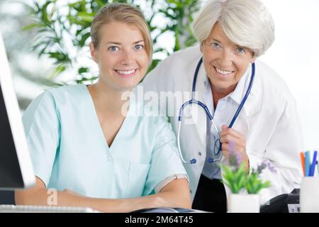 personale clinico composto da medici e infermieri come team Foto Stock