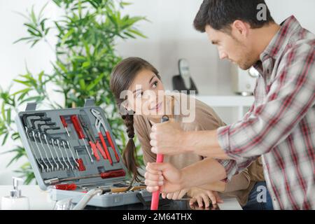 giovane famiglia pianificazione casa fai da te ristrutturazione Foto Stock