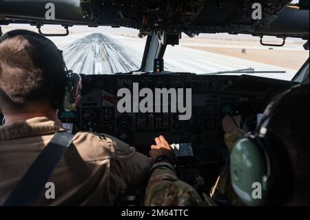 STATI UNITI L'equipaggio dell'aeronautica assegnato allo Squadrone di controllo dell'aria dell'aeronautica di 968th di spedizione opera un US Air Force e-3G entrata per decollo alla base aerea del Principe Sultano, Regno dell'Arabia Saudita, 1 aprile 2022. L'e-3 Sentry è un aeromobile AWACS (Airborne Warning and Control System) con una piattaforma integrata di comando e controllo della gestione della battaglia (BMC2), sorveglianza, rilevamento dei bersagli e tracciamento. Foto Stock