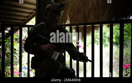 Un operatore australiano con 2nd Commando Regiment, Special Operations Command, partecipa a un raid anfibio durante Balikatan 22 a El Nido, Palawan, Filippine, 1 aprile 2022. Balikatan è un esercizio annuale tra le forze armate delle Filippine e militari degli Stati Uniti progettato per rafforzare l'interoperabilità bilaterale, le capacità, la fiducia e la cooperazione costruita nel corso di decenni di esperienze condivise. Balikatan, Tagalog per “smaculd-to-houlder”, è un esercizio bilaterale di lunga data tra le Filippine e gli Stati Uniti che mette in evidenza il partenariato profondamente radicato tra entrambe le contee Foto Stock