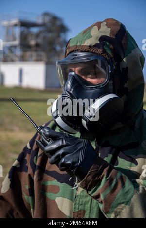 220401-N-PG340-1043 PORTA HUENEME, CALIFORNIA (1 aprile 2022) Capo costruttore Nikolas Jaggan, con Naval Mobile Construction Battalion (NMCB) 5, partecipa alla formazione di decontaminazione per contaminazioni chimiche, biologiche e radiologiche simulate a bordo della base navale Ventura County Port Hueneme, California. Gli Stati Uniti Navy Seabee con NMCB-5 sono homeported fuori da Port Hueneme. Si allenano su costruzioni di alta qualità, logistica di spedizione e operazioni di combattimento per eseguire progetti di costruzione e ingegneria per le principali operazioni di combattimento, la risposta ai disastri e l'assistenza umanitaria. Foto Stock