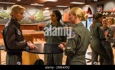 Il generale Jeannie Leavitt parla con le donne della 80th Flying Training Wing in occasione di una colazione alla base dell'aeronautica militare di Sheppard, Texas, il 1 aprile 2022. Il Major Gen. Leavitt è venuto a parlare ad una laurea in Joint Jet Pilot Training Euro-NATO e ad ospitare eventi di sviluppo professionale per le donne nell'AFB di Sheppard. Foto Stock