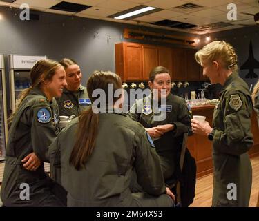 I piloti dell'istruttore femminile e gli studenti della 80th Flying Training Wing parlano con il Gen. Jeannie Leavitt, Sheppard Air Force base, Texas, 1 aprile 2022. Il Major Gen. Leavitt è venuto a parlare ad una laurea in Joint Jet Pilot Training Euro-NATO e ad ospitare eventi di sviluppo professionale per le donne nell'AFB di Sheppard. Foto Stock