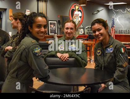 Le donne del programma di formazione Joint Jet Pilot Euro-NATO godono di una colazione femminile ospitata dal generale Jeannie Leavitt, Sheppard Air Force base, Texas, 1 aprile 2022. Il Major Gen. Leavitt è venuto a parlare ad una laurea in Joint Jet Pilot Training Euro-NATO e ad ospitare eventi di sviluppo professionale per le donne nell'AFB di Sheppard. Foto Stock