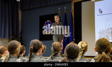 Il generale Jeannie Leavitt parla con le donne dell'ala di addestramento 82nd e dell'ala di addestramento volante 80th ad una chiamata all-femminile, base dell'aeronautica di Sheppard, Texas, 1 aprile 2022. Il Major Gen. Leavitt è venuto a parlare ad una laurea in Joint Jet Pilot Training Euro-NATO e ad ospitare eventi di sviluppo professionale per le donne nell'AFB di Sheppard. Foto Stock