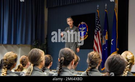 Il generale Jeannie Leavitt parla con le donne dell'ala di addestramento 82nd e dell'ala di addestramento volante 80th ad una chiamata all-femminile, base dell'aeronautica di Sheppard, Texas, 1 aprile 2022. Il Major Gen. Leavitt è venuto a parlare ad una laurea in Joint Jet Pilot Training Euro-NATO e ad ospitare eventi di sviluppo professionale per le donne nell'AFB di Sheppard. Foto Stock