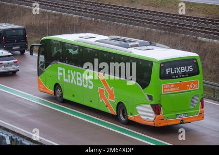 Bergen, Germania. 02nd Jan, 2023. Un autobus a lunga distanza della società Flixbus guida sulla strada federale 96 di fronte al ponte Rügen. L'isola del Mar Baltico di Rügen è una delle destinazioni turistiche più popolari della Germania. Credit: Stefan Sauer/dpa/Alamy Live News Foto Stock