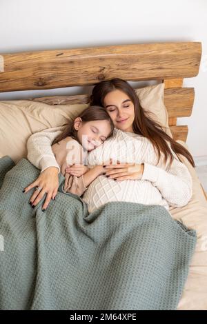 Mamma e figlia dormono pacificamente insieme Foto Stock