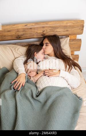 Mamma e figlia dormono pacificamente insieme Foto Stock