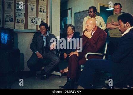 Telly Savalas, attore, guardando il suo show 'Kojak' in TV 1974 - Gotfryd, Bernard, fotografo Foto Stock