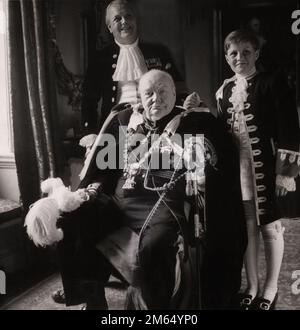 Sir Winston Churchill, suo figlio Randolf e suo nipote Winston in abiti da incoronazione, giugno 1953. Toni Frissell fotografo - all'incoronazione della regina Elisabetta II Foto Stock