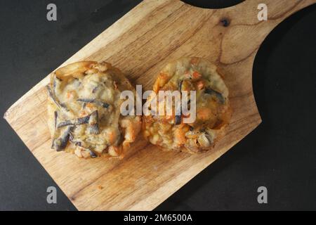 Bakwan Sayur: Frittelle di verdure tradizionali indonesiane con peperoncino verde Foto Stock