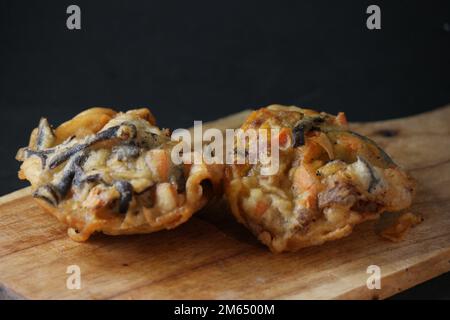 Bakwan Sayur: Frittelle di verdure tradizionali indonesiane con peperoncino verde Foto Stock