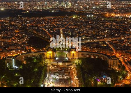 Francia, Parigi, il sito Trocadero del Palais de Chaillot è una zona nel 16th ° arrondissement, nella foto: Trocadero notte città dal Tour Eiff Foto Stock