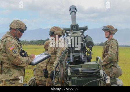 I soldati della Guardia Nazionale dell'Esercito delle Hawaii assegnati a Bravo Battery, 1st battaglione, 487th reggimento dell'artiglieria, 29th squadra di combattimento della Brigata della Fanteria, conducono una chiamata per fuoco indiretto alle caserme di Schofield, Hawaii, 2 aprile 2022. Il reggimento artiglieria del 487th ha condotto una formazione sul carico di imbracatura con la Società B, 2nd battaglione, 211th reggimento dell'aviazione, 103rd comando di truppa per allenarsi regolarmente per migliorare la preparazione al combattimento simulando l'inserimento tattico e l'estrazione delle risorse di artiglieria sul campo. Foto Stock