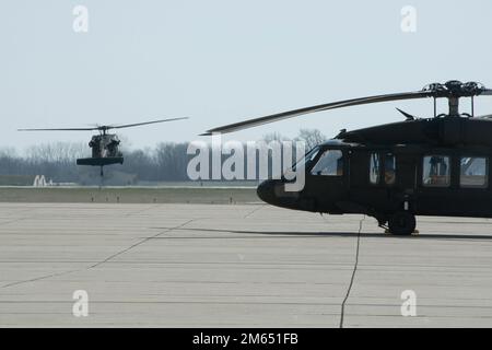 Un falco nero UH-60 prende il volo con i coniugi del battaglione di elicottero d'assalto 1-135th a bordo durante il giorno del volo d'orientamento dello sposo alla base dell'aeronautica militare di Whitman, Missouri, 2 aprile 2022. Il 1-135th Spose Orientation Flight Day offre ai coniugi militari l'opportunità di conoscere e guidare gli UH-60 Black Hawk Helicopters. Foto Stock