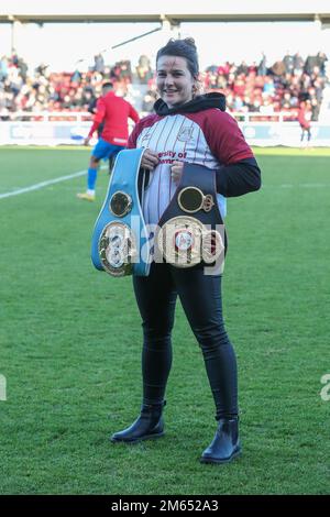 Northampton, Regno Unito. 2nd gennaio 2023. Il campione di boxe Chantele Cameron prima della partita della Sky Bet League 2 tra Northampton Town e Leyton Orient al PTS Academy Stadium di Northampton, lunedì 2nd gennaio 2023. (Credit: John Cripps | MI News) Credit: MI News & Sport /Alamy Live News Foto Stock