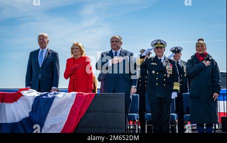 WILMINGTON, del. (2 aprile 2022) – Presidente degli Stati Uniti Joseph R. Biden, Jr., First Lady Dr. Jill Biden, Segretario della Marina Carlos del Toro, Capo delle operazioni navali ADM. Mike Gilday, e Stati Uniti Rappresentante Lisa Blunt-Rochester (D-del.) Partecipa alla cerimonia di commemorazione della messa in servizio della USS Delaware (SSN 791) a Wilmington, Delaware, 2 aprile 2022. Il sommergibile ha partecipato ad una commemorazione di una settimana di eventi in onore della cerimonia di messa in servizio della barca che si è svolta amministrativamente nell’aprile 2020 a causa delle restrizioni COVID all’epoca. Delaware, la settima nave della Marina degli Stati Uniti e. Foto Stock