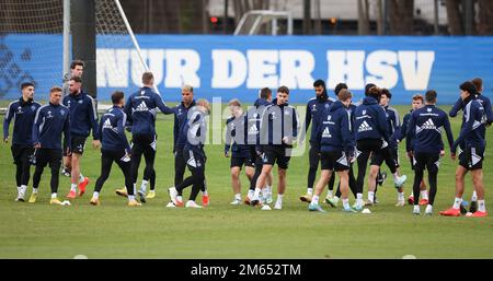 Amburgo, Germania. 02nd Jan, 2023. Calcio: 2nd Bundesliga, Hamburger SV. I giocatori di Amburgo corrono in campo durante la prima sessione di allenamento in squadra del nuovo anno. Credit: Christian Charisius/dpa/Alamy Live News Foto Stock