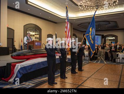 220402-N-KG461-1005 Jacksonville, Florida (2 aprile 2022) la guardia colore presenta i colori durante le cerimonie di apertura al ballo di compleanno del sottomarino Kings Bay. Questo è stato il 122nd° compleanno dei sommergibili della Marina. Foto Stock