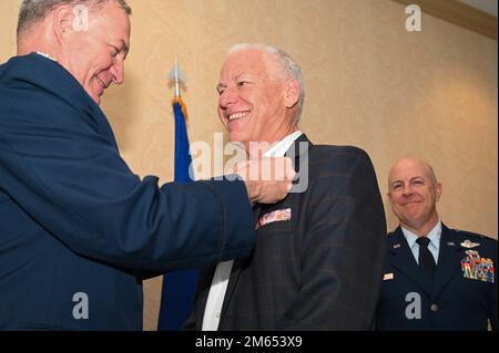 Tim Handren, sindaco della città di Boerne, riceve un'insegna del comandante dell'aeronautica dal Colonnello Terry McClain, comandante dell'ala di sollevamento del 433rd, durante la cerimonia di induzione dei Comandanti onorari a San Antonio, 2 aprile 2022. L'intento del programma dei Comandanti Onorari AW del 433rd è quello di promuovere l'amicizia tra comunità locali e militari. Foto Stock