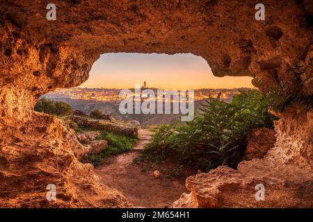 Matera, Italia come si vede da antiche grotte. Foto Stock