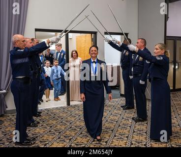 Rhonda Gambill, 46th Aerial Port Squadron, capo arruolato senior, entra nella sala da ballo sotto un dettaglio di sciabola durante la cerimonia di induzione capo del 2022 alla dover Air Force base, Delaware, 2 aprile 2022. Il grado di comandante sergente è il più alto grado arruolato nell'Air Force, con solo l'1% della struttura della forza arruolata che lo raggiunge. AMC, Chief, Chief Induction Ceremony, dover AFB, Chief master sgt, Foto Stock