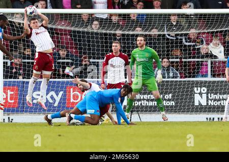 Northampton, Regno Unito. 2nd gennaio 2023. Aaron McGowan di Northampton Town durante la prima metà della partita della Sky Bet League 2 tra Northampton Town e Leyton Orient presso il PTS Academy Stadium di Northampton lunedì 2nd gennaio 2023. (Credit: John Cripps | MI News) Credit: MI News & Sport /Alamy Live News Foto Stock