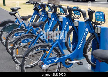 Noleggio biciclette gestito da RACV in un punto di raccolta a Melbourne, Victoria, Australia. Il servizio è stato interrotto nel novembre 2019 Foto Stock