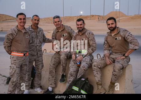 I soldati dell'esercito spagnolo assegnati alla Task Force Toro posano per una foto di gruppo prima di partecipare al piede norvegese 2 aprile 2022, presso la base aerea di al Asad, in Iraq. La marcia norvegese del piede è una prova fisicamente impegnativa di resistenza, idoneità fisica e resilienza mentale in cui i partecipanti sono attesi per completare una marcia di 18,6-miglio del piede mentre trasportano un ruck di 25-libbra entro uno standard di tempo. Foto Stock