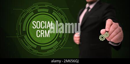 Didascalia di testo che presenta il CRM sociale. Concetto che significa Customer Relationship Management utilizzato per interagire con i clienti Foto Stock