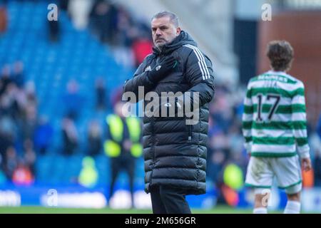 Glasgow, Regno Unito. 02nd Jan, 2023. Ibrox Stadium Glasgow, Scozia, gennaio 2nd 2023: Il manager Celtic, Ange Postecoglou, ringrazia i fan dopo il Cinch Scottish Premiership match tra Rangers FC e Celtic FC che ha terminato 2-2 il 2 gennaio 2023 a Glasgow, Regno Unito. (Foto di Richard Callis/SPP) (Richard Callis/SPP) Credit: SPP Sport Press Photo. /Alamy Live News Foto Stock